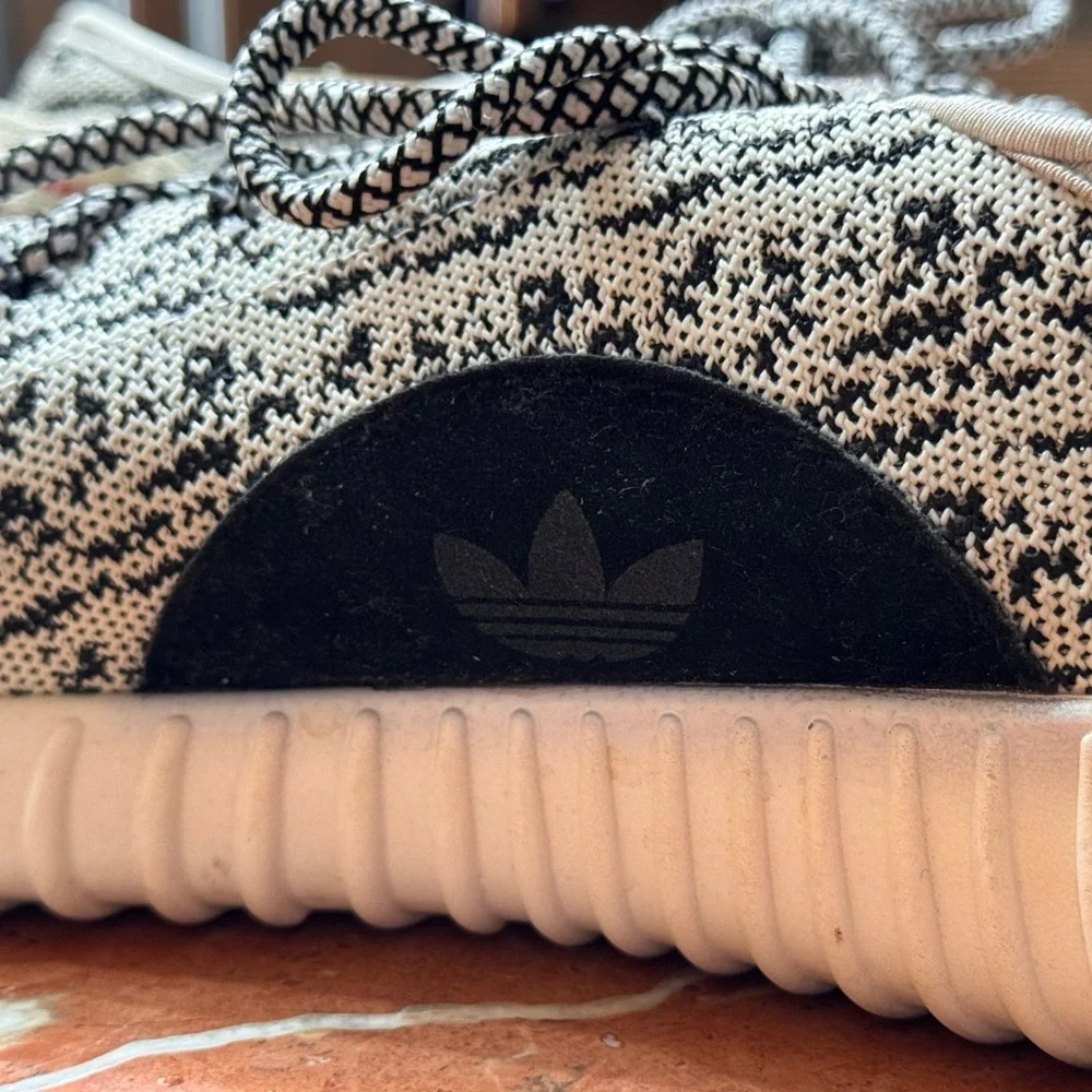 Adidas Yeezy Boost 350 in the iconic "Turtle Dove" colorway. SIZE 9.5 - Picture 4 of 7